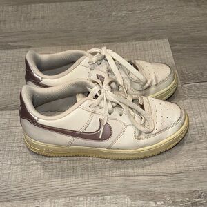 Nike Sneakers in Cream and Brown